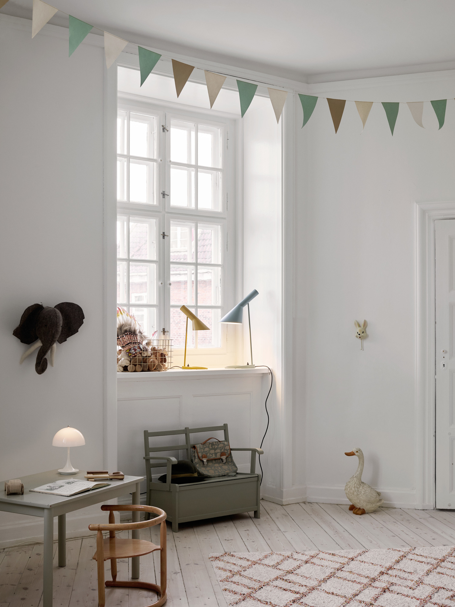 Panthella Portable Akku LED-Tischleuchte von Louis Poulsen in einem Kinderzimmer, Opal grau.