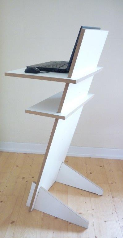 Weißer Tojo Stehpult mit Laptop und Maus auf der oberen Ablagefläche. Ergonomisches Arbeiten.