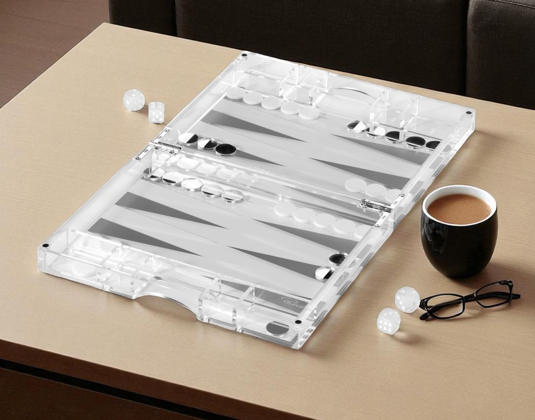 YAP Backgammon Spiel von Philippi aus Acryl mit Würfeln, Steinen, Brille und Kaffeetasse.
