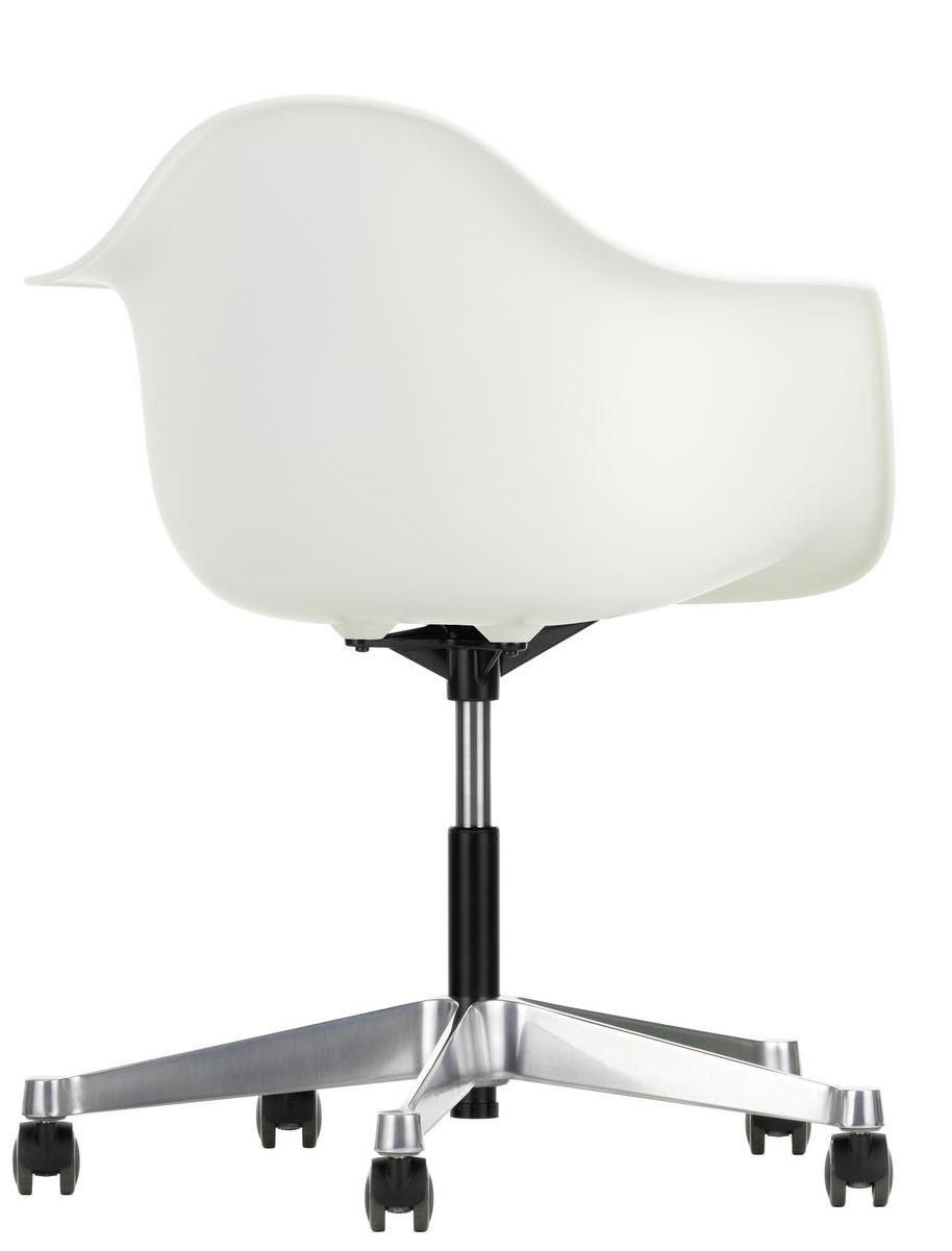 Weißer Eames Plastic Arm Chair PACC Stuhl von Vitra mit Rollen und silbernem Fußkreuz, Detailansicht.