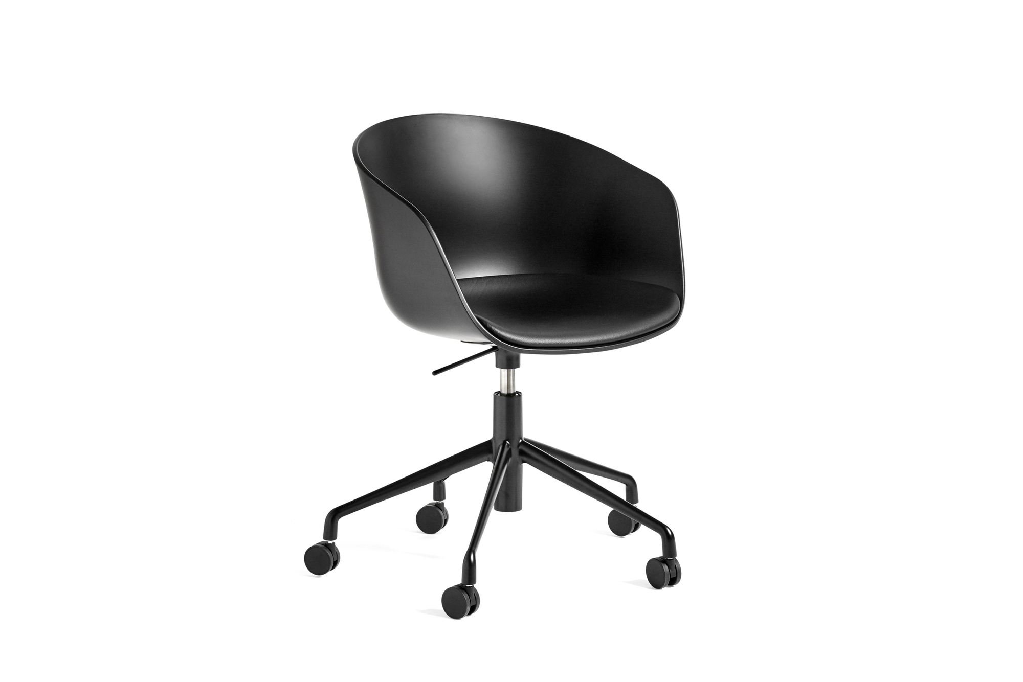 Schwarzer About a Chair AAC52 Drehstuhl von Hay mit Rollen vor neutralem Hintergrund.