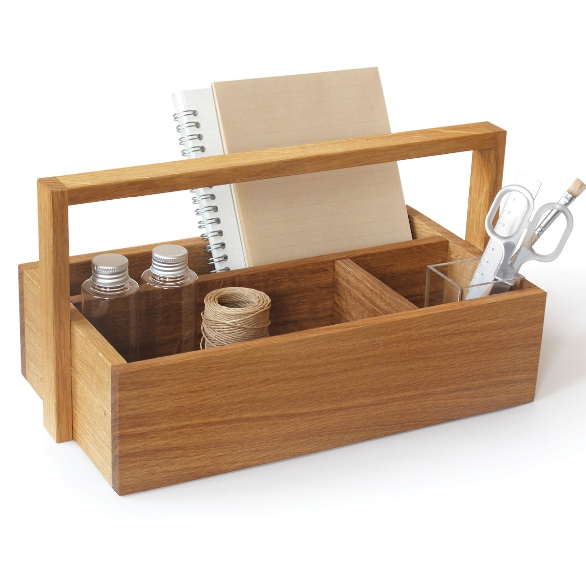 Werkzeugbox All you need Side by Side aus Holz, gefüllt mit Notizbuch, Schere, Garn und Flaschen.