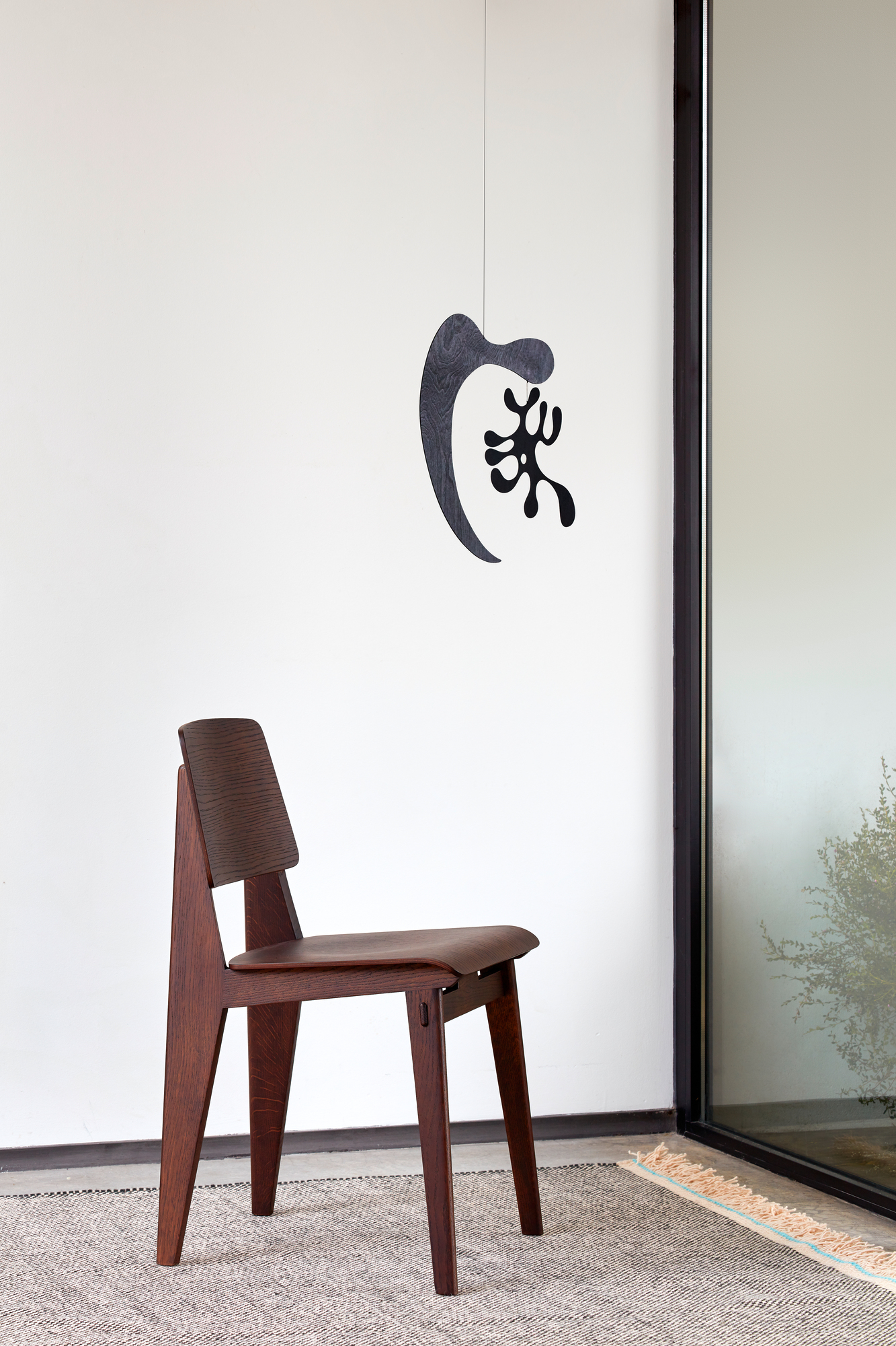 Vitra Chaise Tout Bois Stuhl aus dunklem Holz, modernes Design für Esszimmer und Wohnbereich.