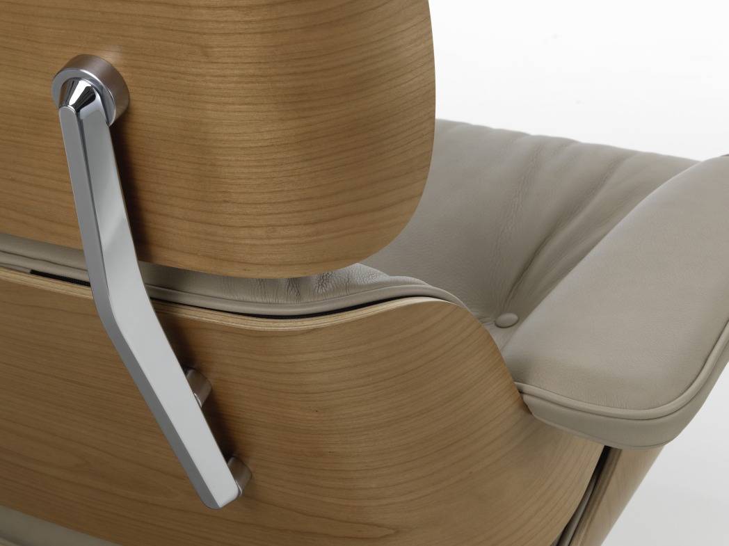 Detailaufnahme des Eames Lounge Chair Sessels von Vitra mit hellem Holz und beigem Leder.