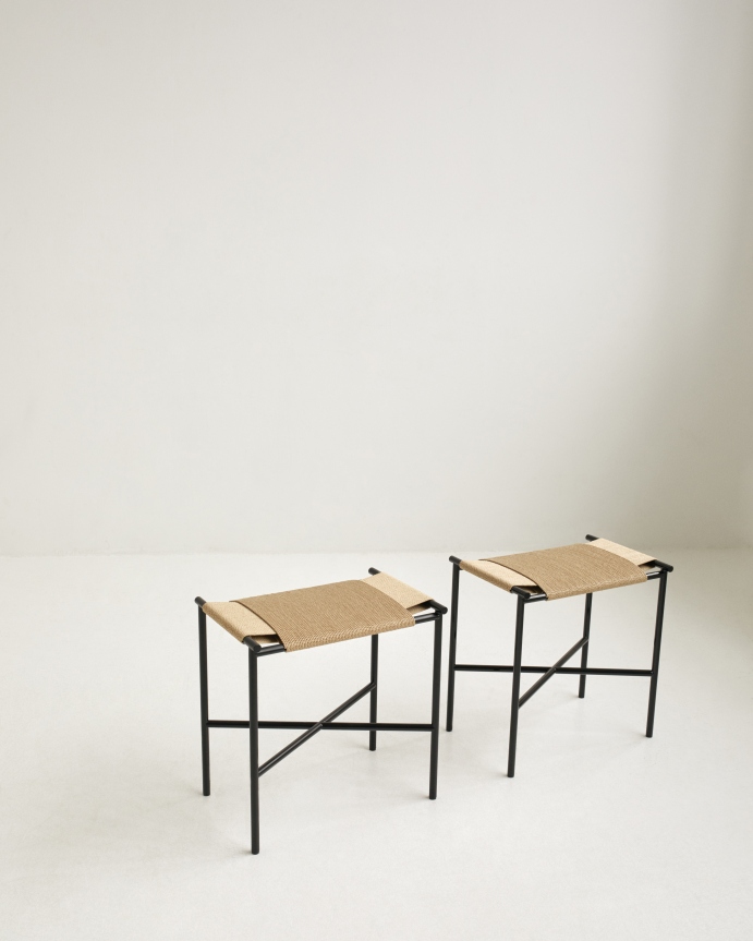 Zwei Vent Hocker von Skagerak by Fritz Hansen mit schwarzem Gestell und geflochtener Sitzfläche.