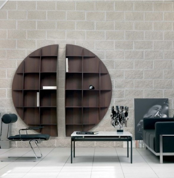 Modernes Wohnzimmer mit braunem, halbkreisförmigem Wandregal, Designermöbeln und minimalistischem Interieur. Bücherregal zur Wandmontage.