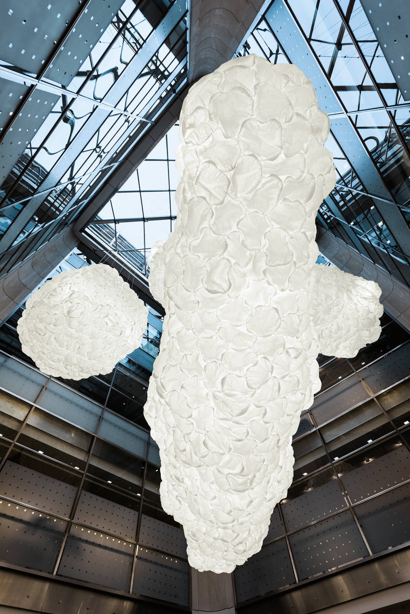 Nahaufnahme der modernen Mamacloud Pendelleuchte von Belux, weiße LED-Hängelampe mit Wolken-Design.