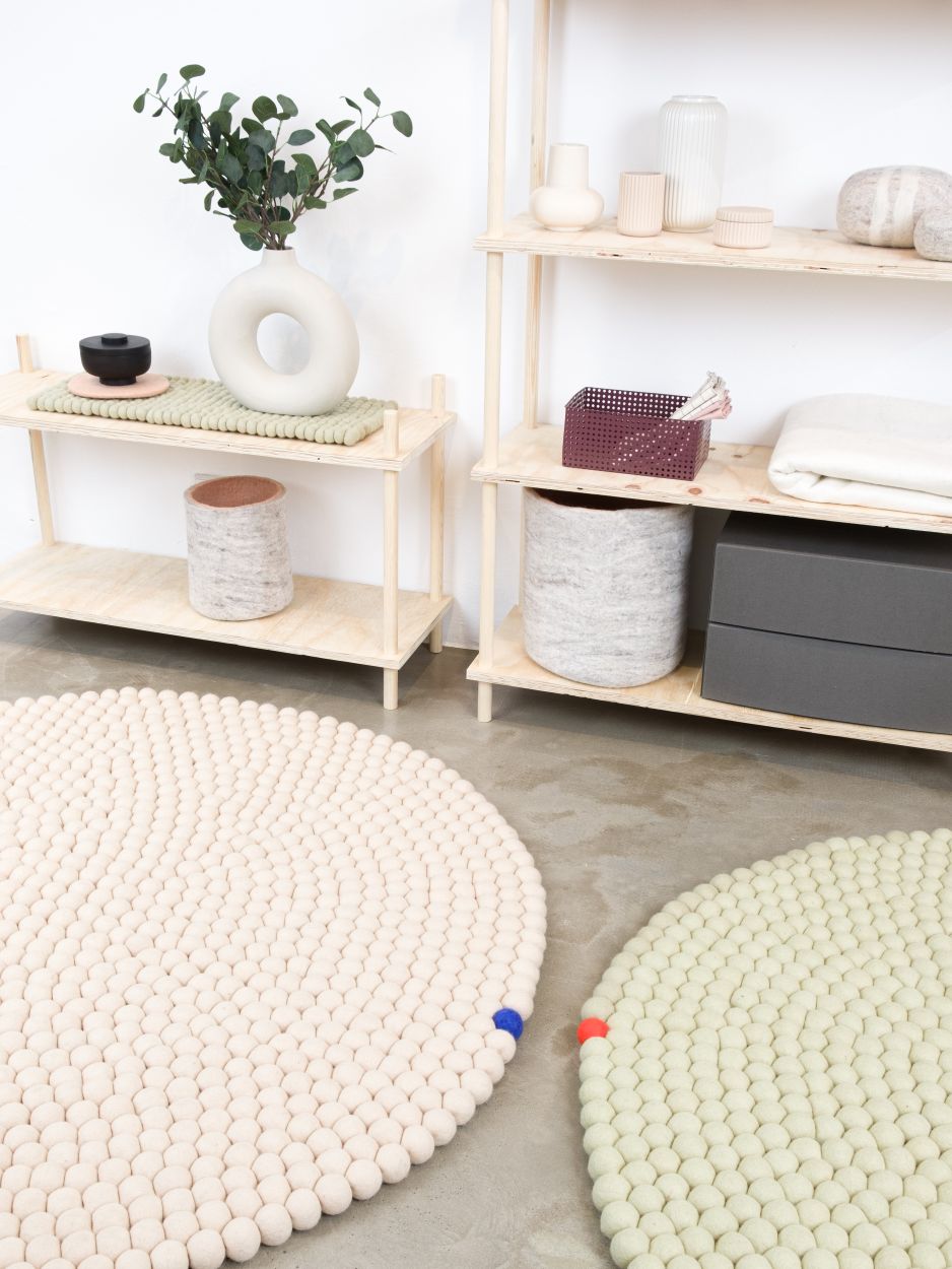 Beiger runder Filzteppich von myfelt, Durchmesser 300 cm, aus Filzkugeln, im modernen Wohnambiente.