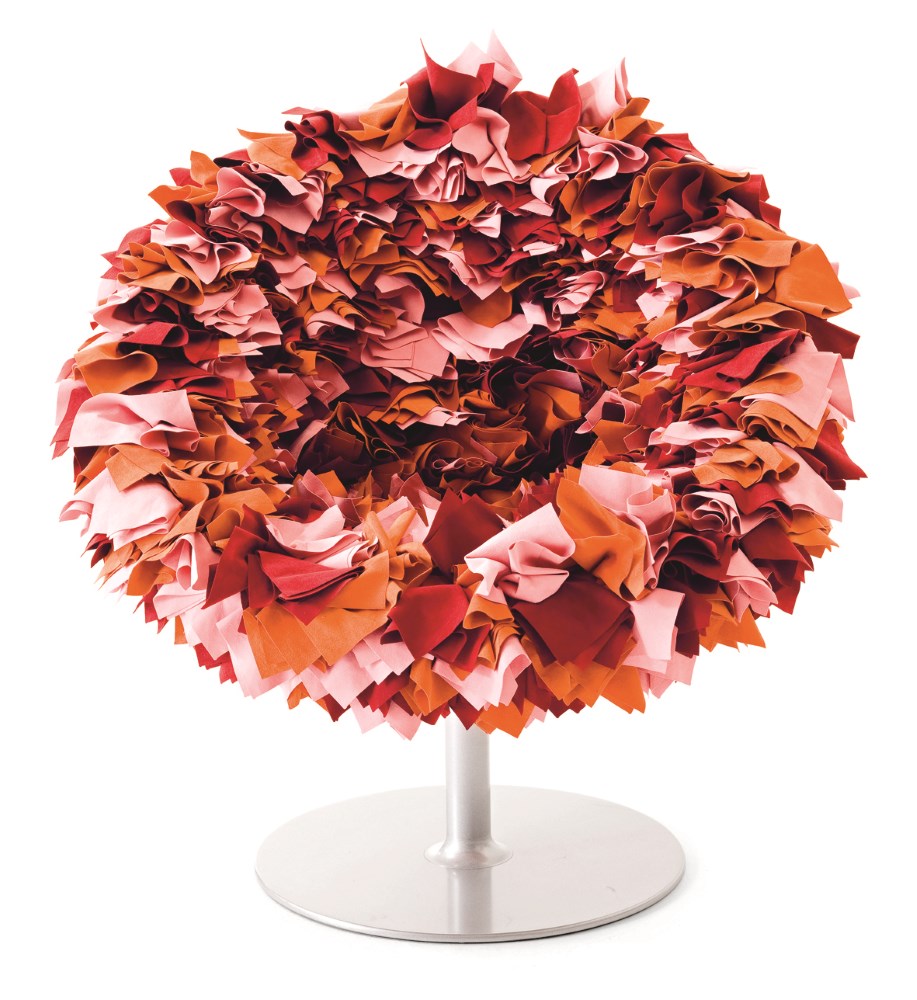 Moroso Bouquet Sessel mit rotem und orangefarbenem Stoffbezug auf silbernem Fuß. Designermöbel für Wohnzimmer.