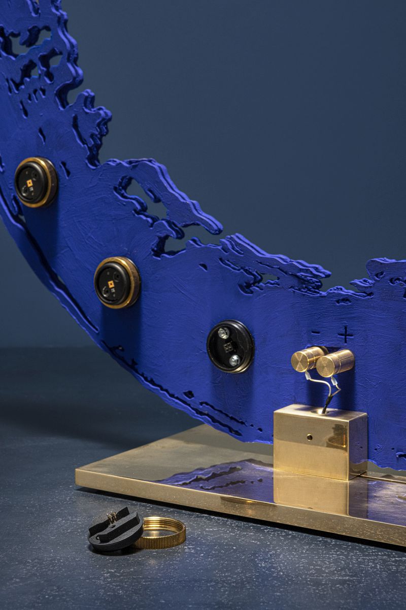 Detailaufnahme der blauen Enso Tischlampe von Catellani & Smith mit goldenen Akzenten und LED-Leuchten.