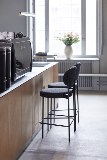 Zwei Series 430 Barhocker von Verpan in Schwarz/Remix 123 am Tresen, modernes Design für Küche oder Bar.