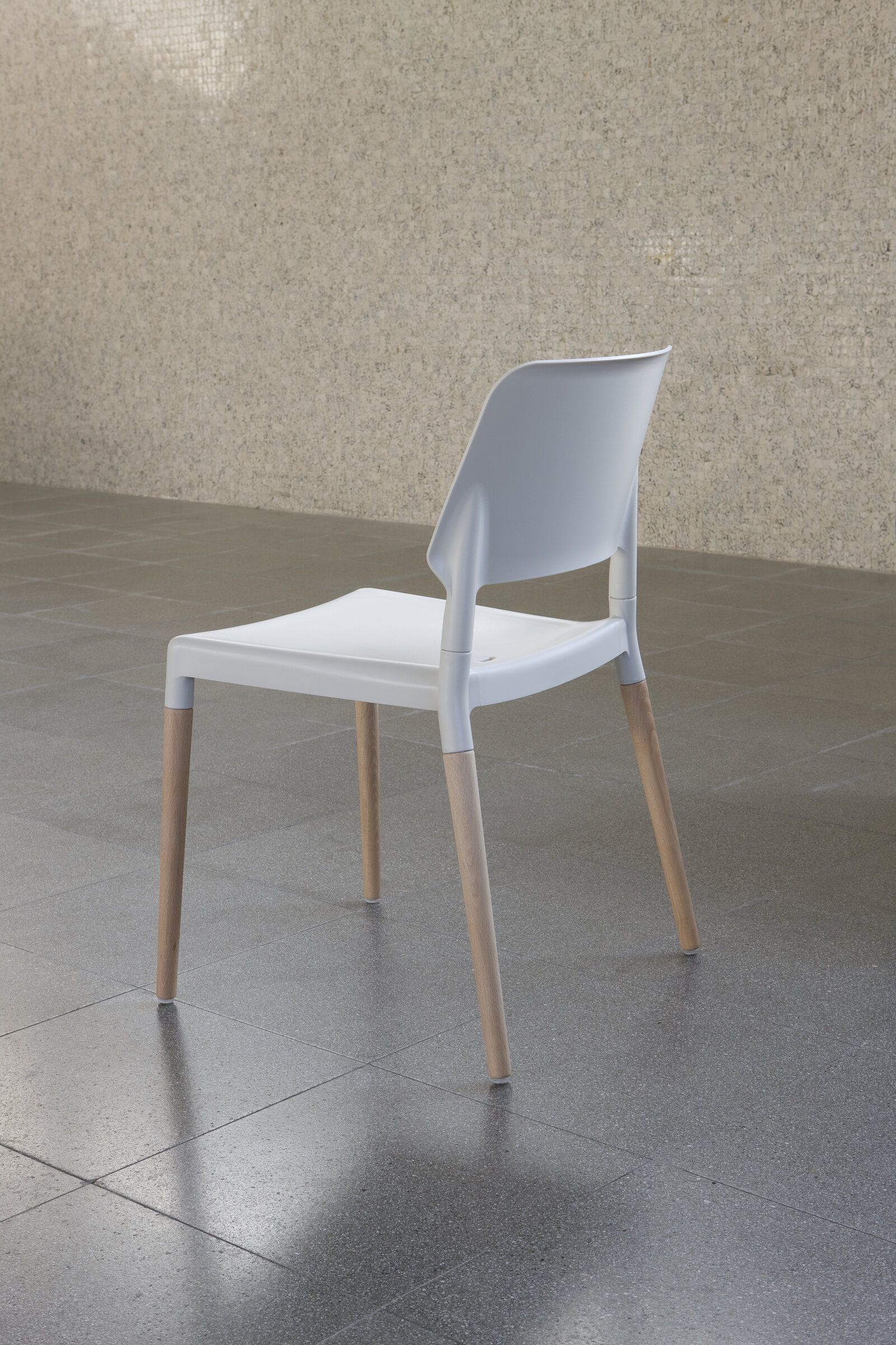 Weißer Stuhl mit Holzbeinen, moderner Esszimmerstuhl für Küche und Wohnzimmer, Rückansicht.