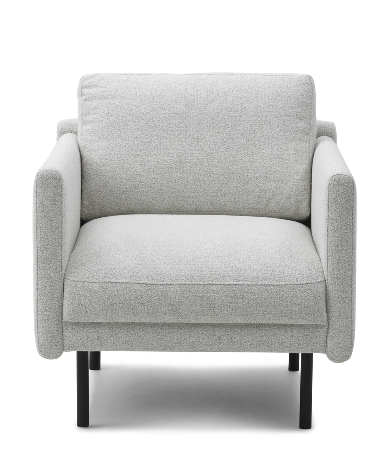 Frontansicht des hellgrauen Rar Lounge Chair Sessels von Normann Copenhagen mit schwarzen Füßen.