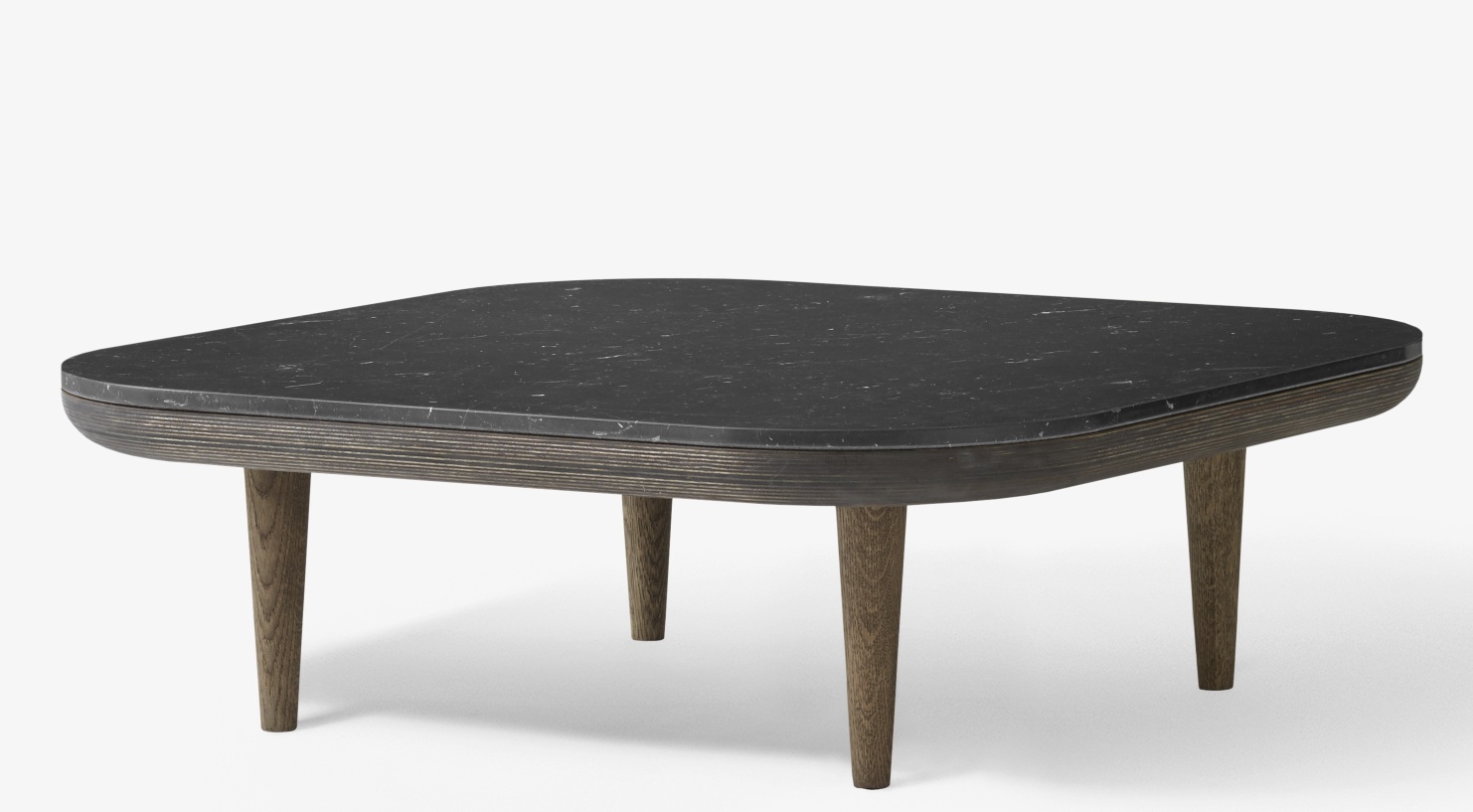 Fly Table Couchtisch von AndTradition mit quadratischer, schwarzer Marmorplatte und Holzfüßen auf weißem Hintergrund.