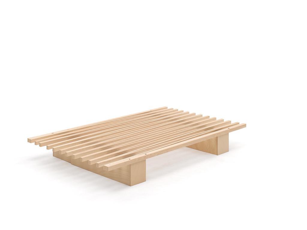 Tojo V Bett 90/180: Lattenrost aus hellem Holz, minimalistisches Design für moderne Schlafzimmer.