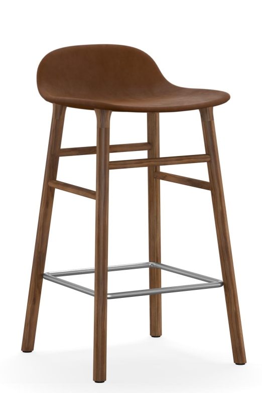 Normann Copenhagen Form Barhocker, H 75 cm, mit braunem, gepolstertem Sitz und Holzbeinen.