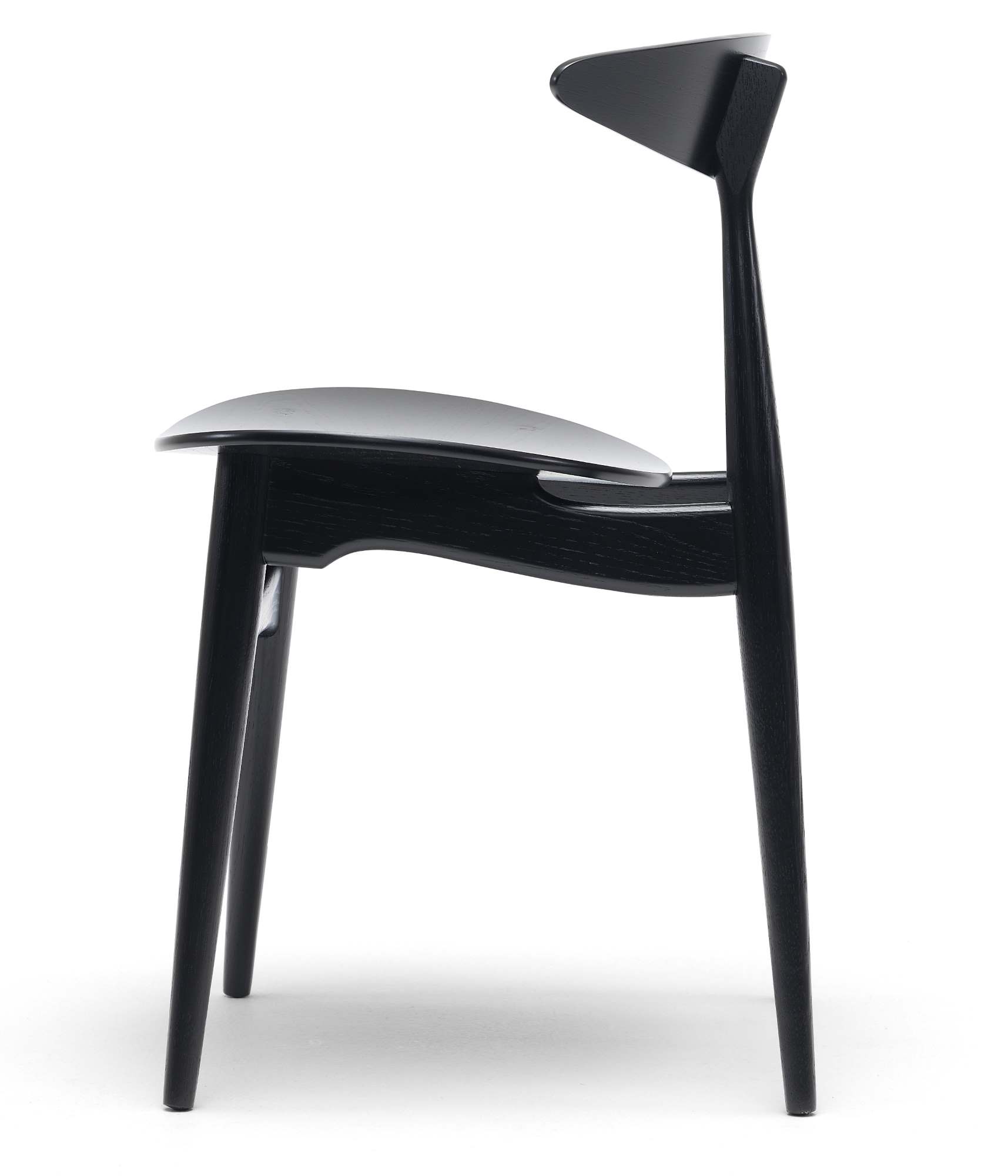 Schwarzer CH33 Stuhl von Carl Hansen, ein skandinavisches Designmöbel aus Holz, Seitenansicht.
