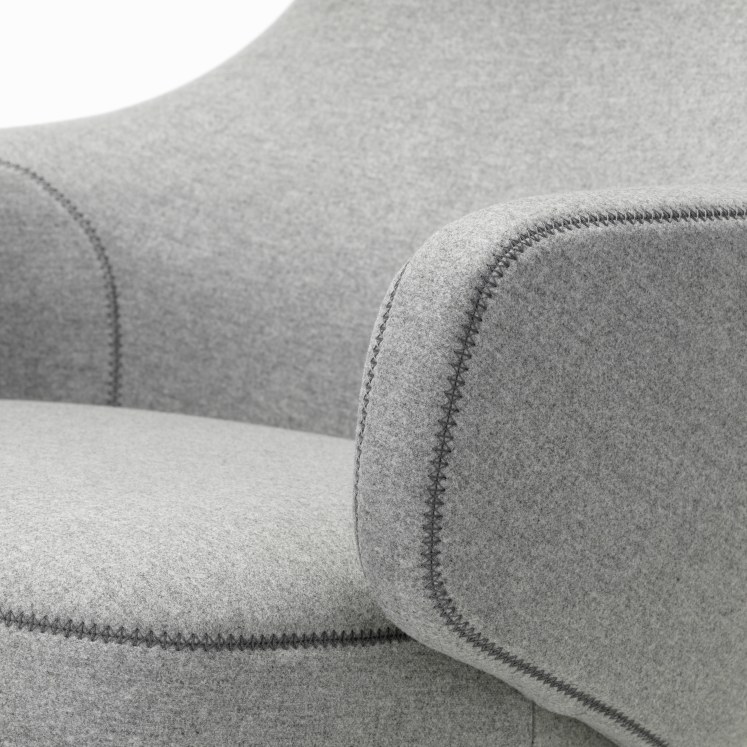 Detailaufnahme vom Grand Repos Sessel in Kieselstein Cosy, ein grauer Design-Sessel von Vitra.