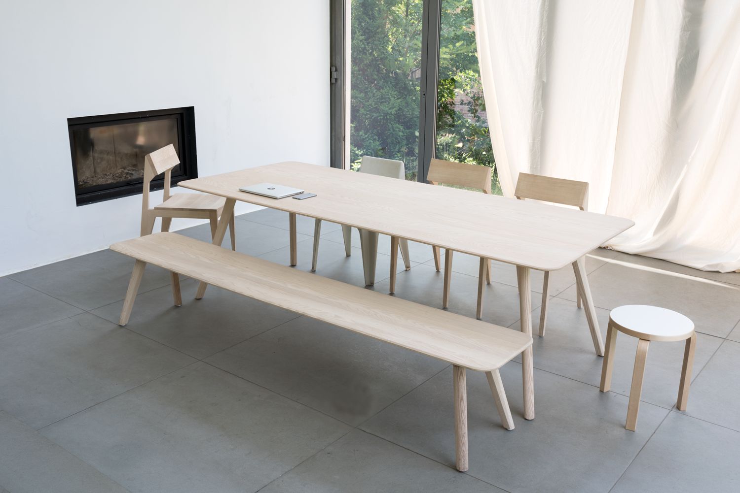 MEYER Bank Large Out Esstisch mit Holzbank und Stühlen in hellem, modernem Esszimmer.