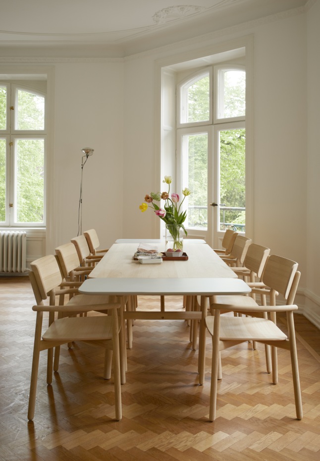 Heller Hven Tisch von Skagerak by Fritz Hansen mit Stühlen in einem hellen Raum.