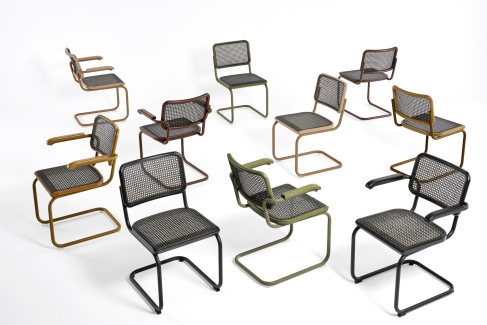 Produktbild von mehreren S 64 V Thonet Freischwinger Stühlen in verschiedenen Farben und Ausführungen auf weißem Hintergrund.