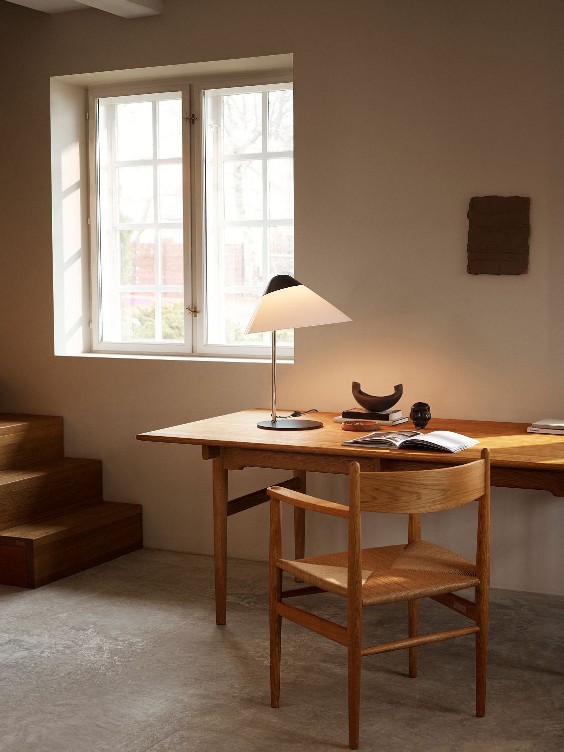 Helle HJW02 Opala Tischleuchte von Carl Hansen & Søn auf einem Schreibtisch. Design Lampe.