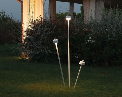 Drei moderne LED Gartenleuchten aus Metall im Rasen, stimmungsvolle Außenbeleuchtung für Garten und Terrasse.