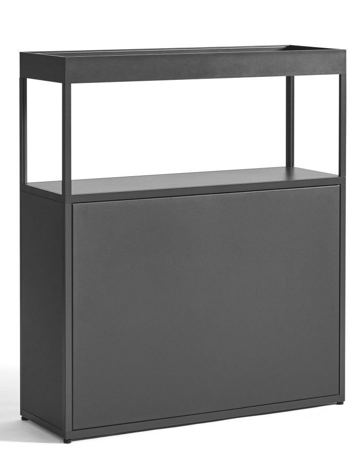 Graues New Order Sideboard von Hay mit Tür und offenem Regalbereich.