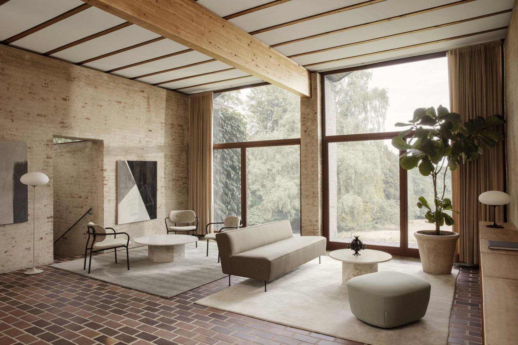 Wohnzimmer mit Gubi Couchtisch, dem Epic Coffee Table, und moderner Einrichtung.
