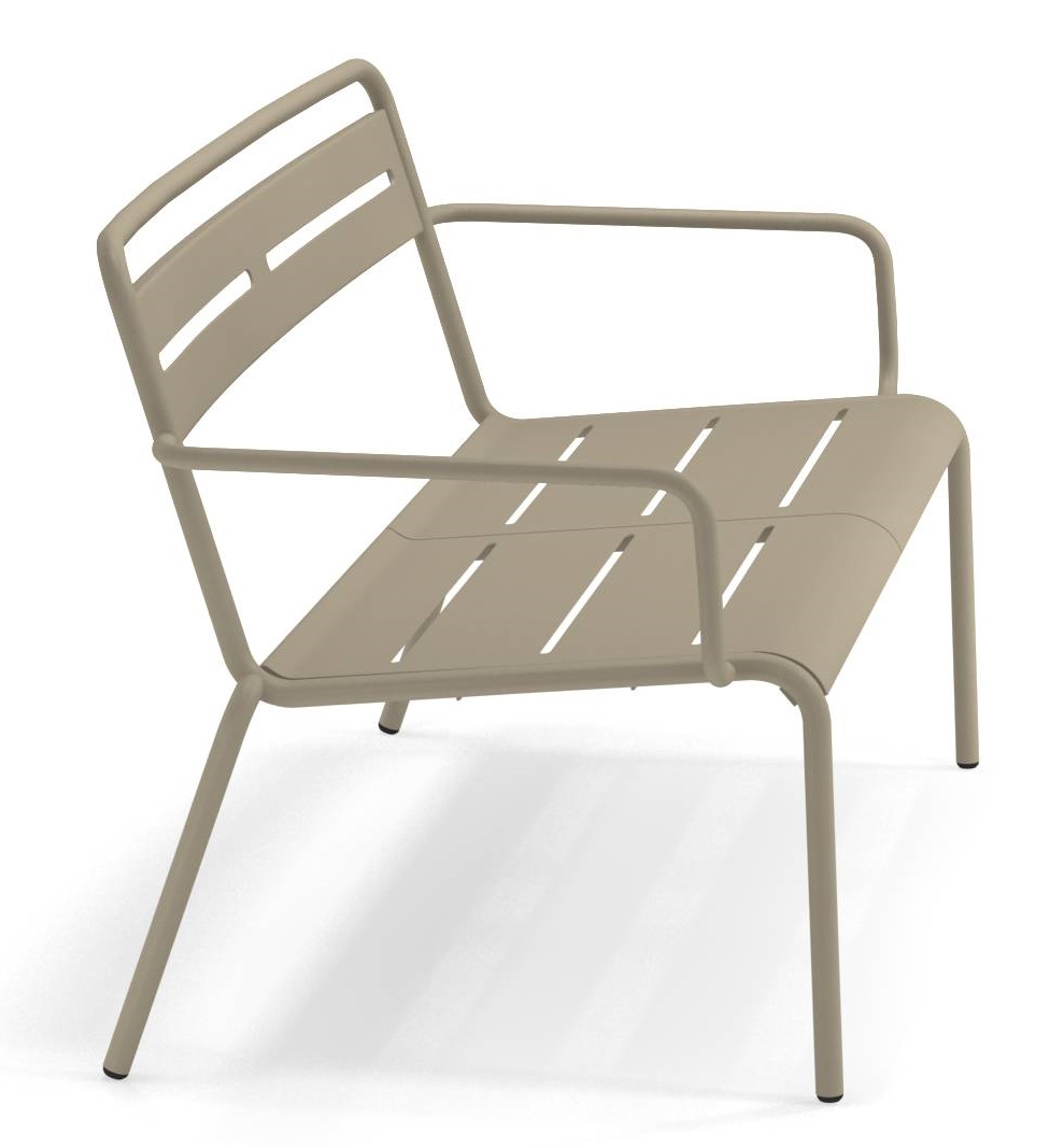Star Sofa Outdoor Emu: Beiges Gartensofa mit Armlehnen und schlichtem, modernem Design für den Außenbereich.