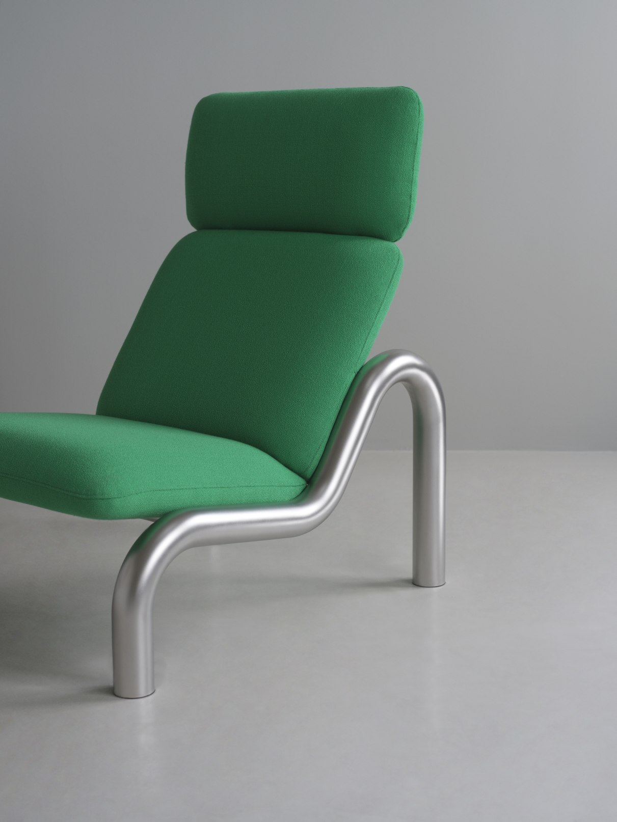 Normann Copenhagen Tube Lounge Chair Sessel in Grün mit verchromtem Stahlgestell, seitliche Ansicht.
