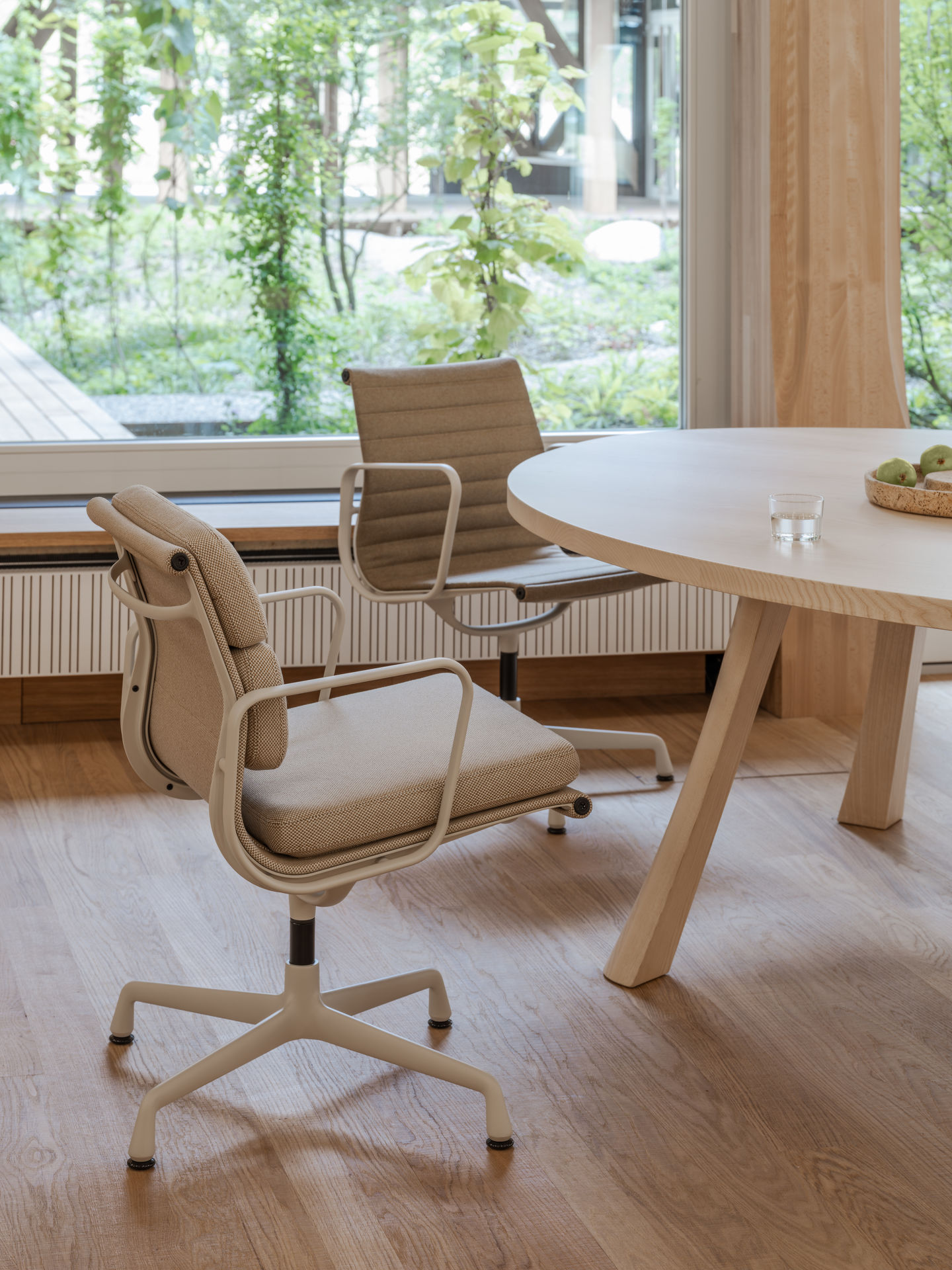 Beiger Aluminium Chair EA 108 von Vitra an einem hellen Holztisch, Bürostuhl mit Armlehnen.
