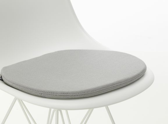 Soft Seats Sitzkissen von Vitra, Modell Typ A Cosy 2 in Pebble Grey auf einem weißen Stuhl.