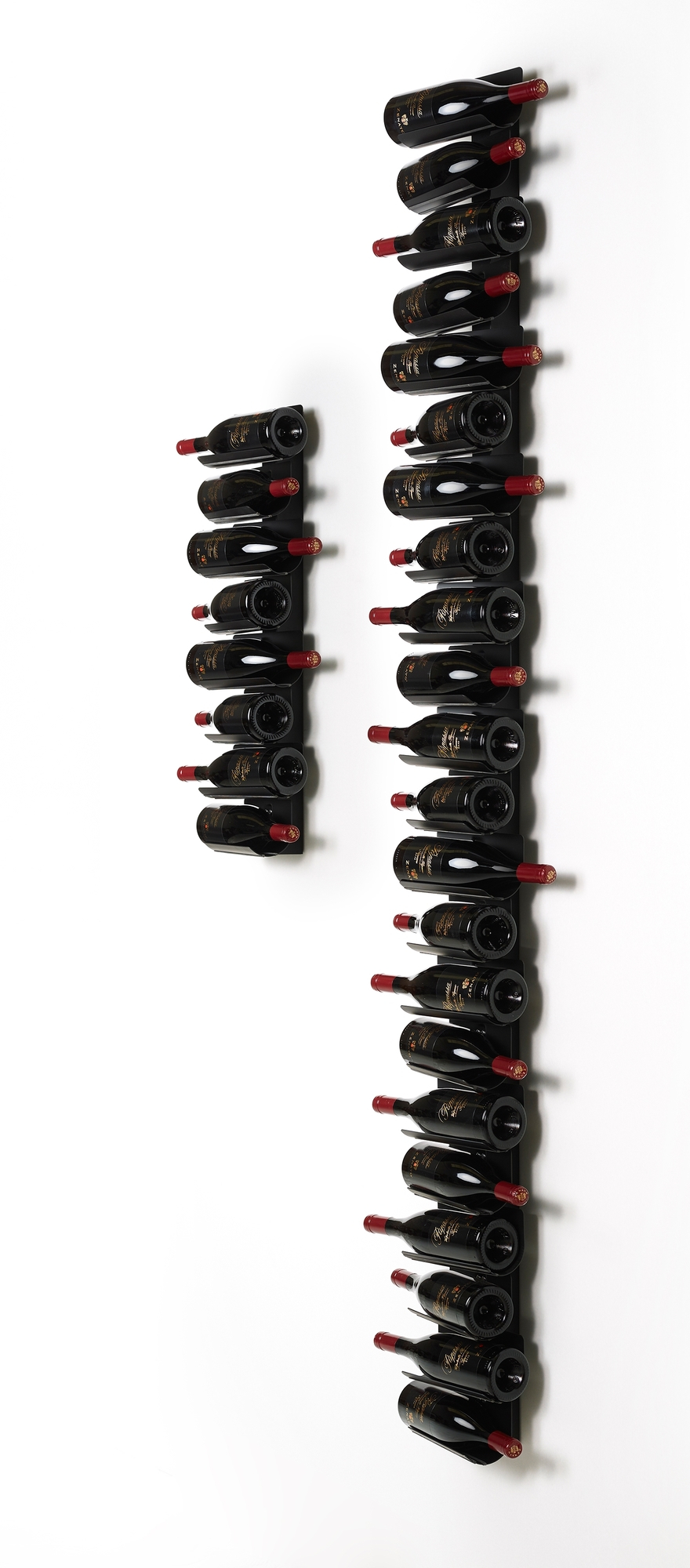 Ptolomeo Vino Wall Weinregal: Schwarzes, minimalistisches Wandregal mit Weinflaschen auf weißem Hintergrund.