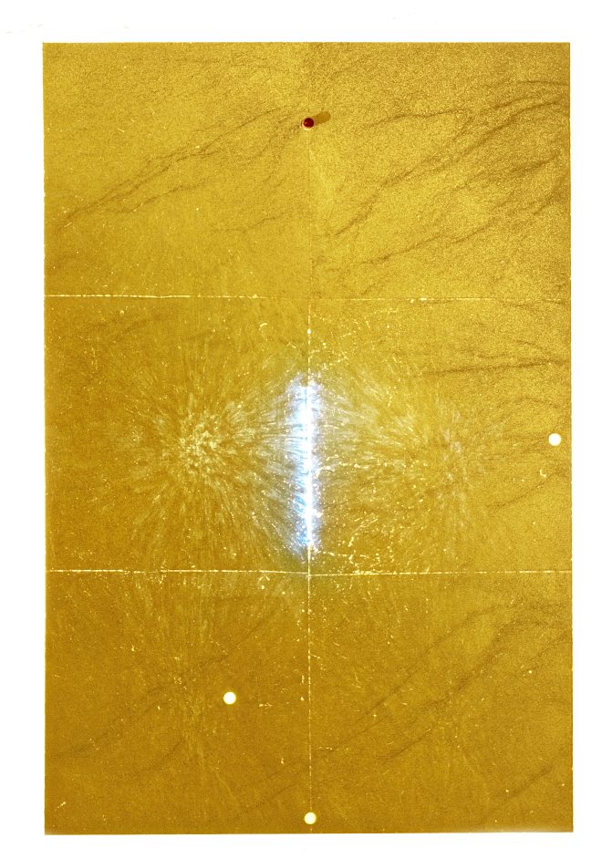 Nahaufnahme der 24 Karat Blau Wandleuchte von Ingo Maurer, goldene Oberfläche mit Lichteffekten.