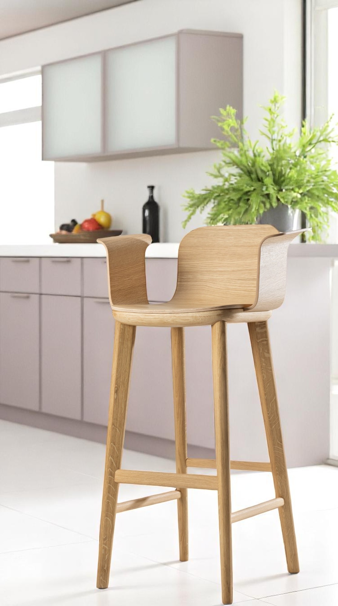 Aeon Comfort Barstool mit Armlehnen aus hellem Holz in moderner Küche, Sitzmöbel für die Bar.