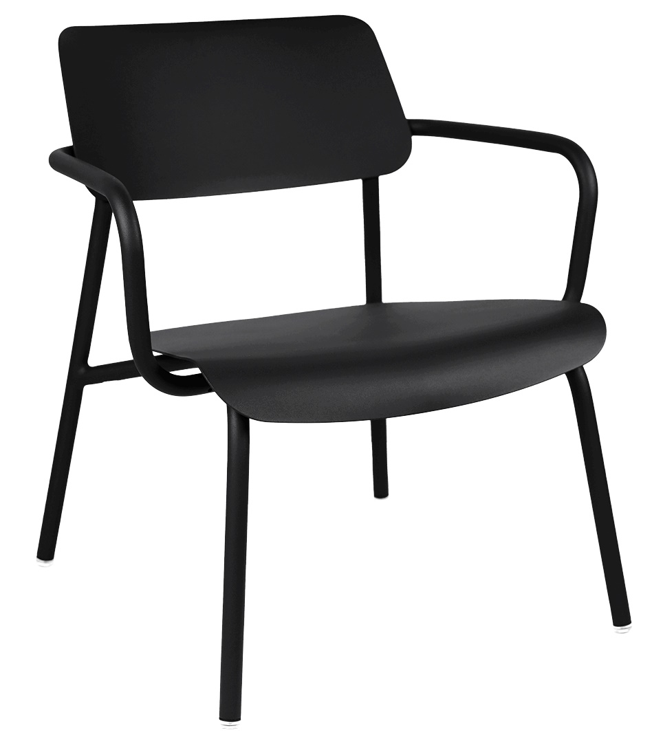Schwarzer Studie Lounge Sessel von Fermob für den Außenbereich, moderner Gartenstuhl mit Armlehnen und Stahlgestell.