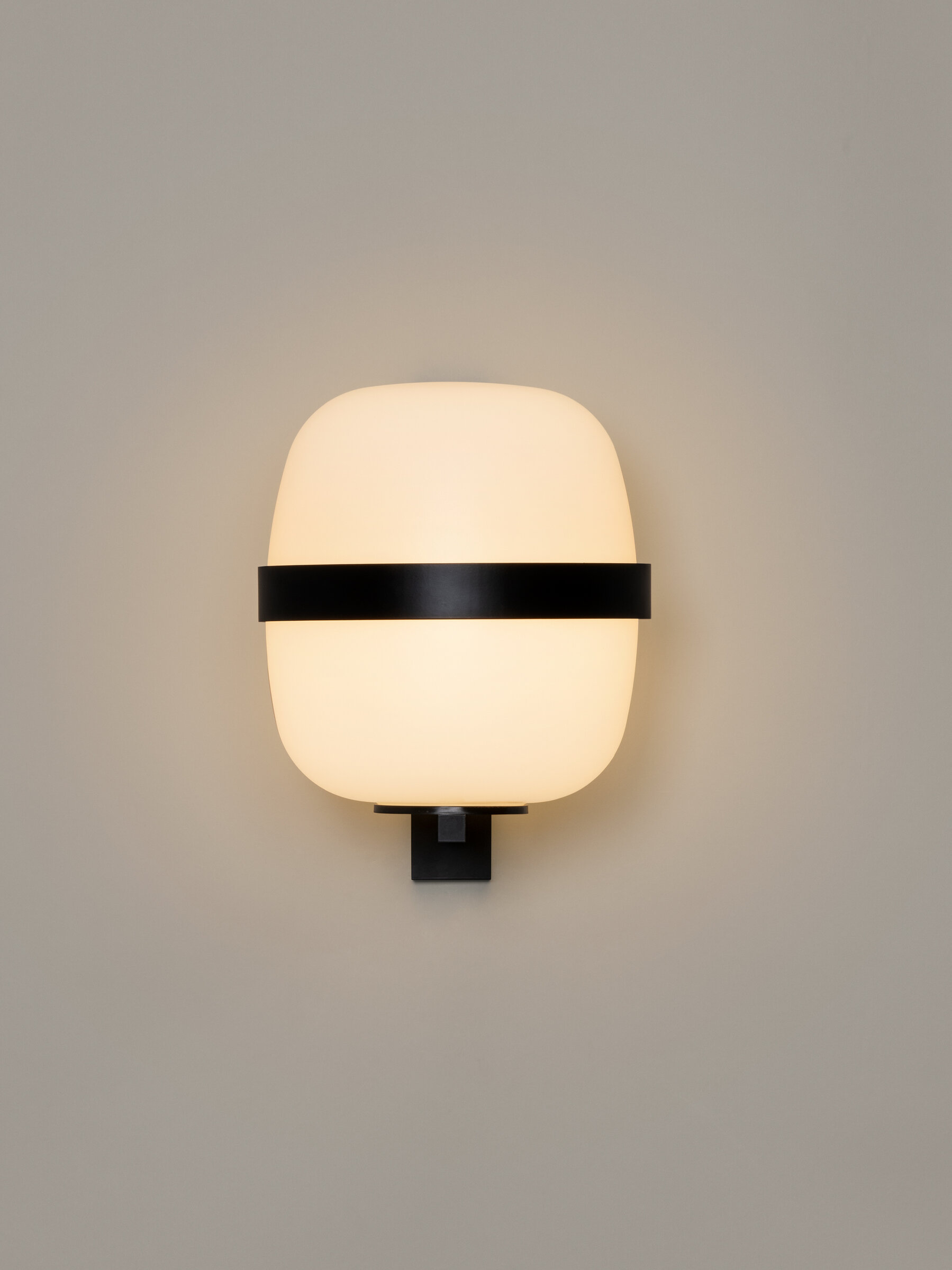 Wally Cesta Wandleuchte von Santa & Cole in Schwarz, modernes Design mit warmem Licht.