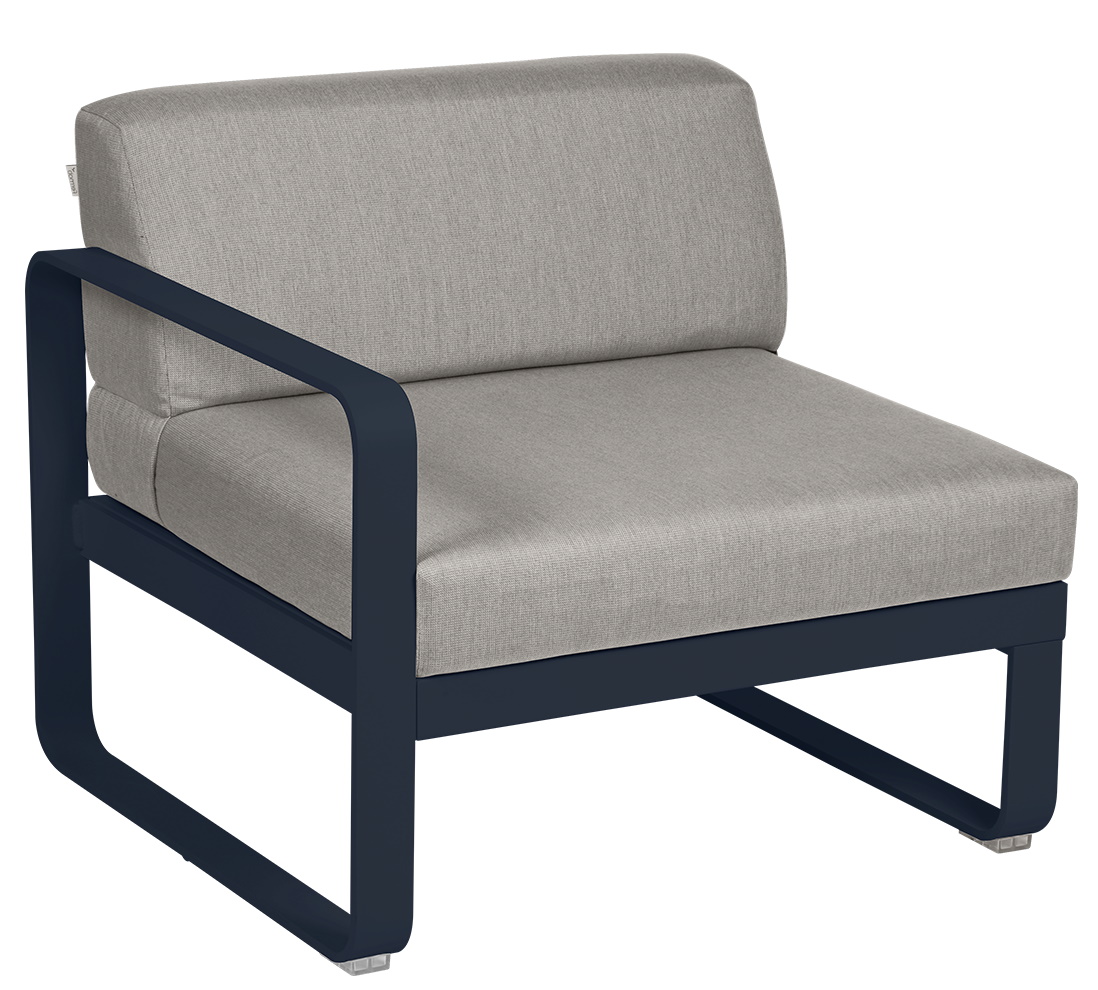 Bellevie Outdoor Lounge Sessel mit Armlehne links, hellgrauer Stoffbezug und dunkelblauem Metallgestell.