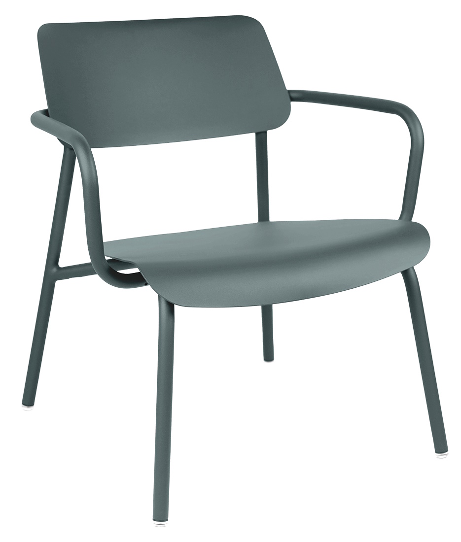 Grauer Studie Lounge Sessel von Fermob für den Außenbereich, moderner Gartenstuhl mit Armlehnen.