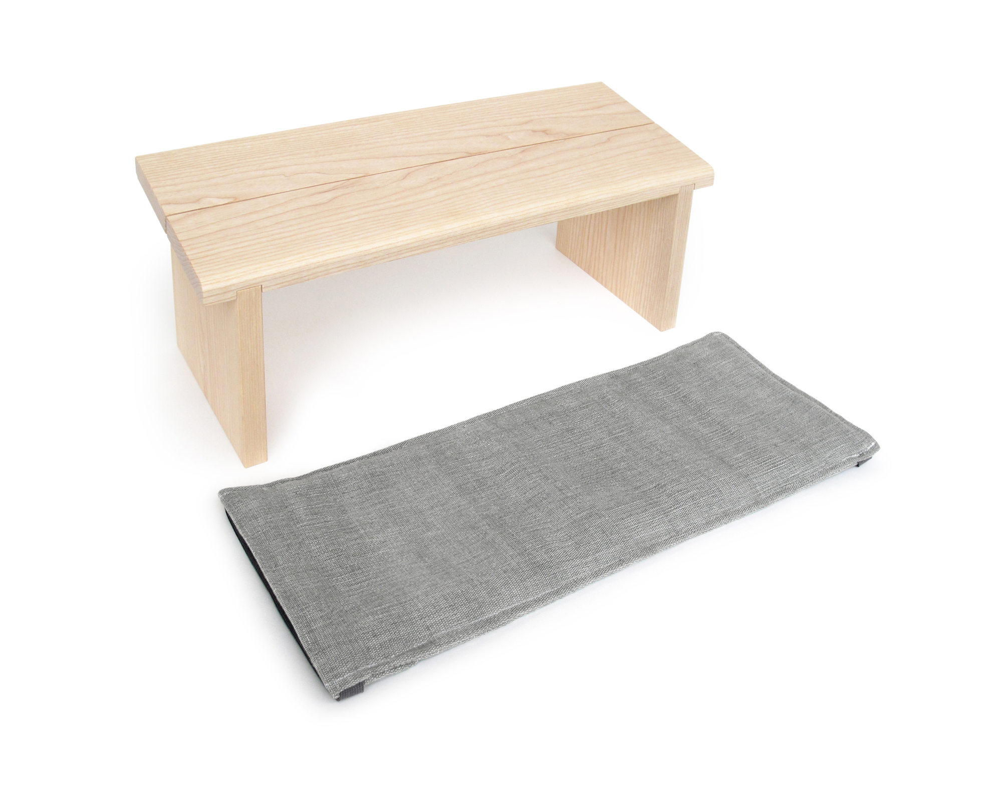 Auflage für Meditationsbank: Graue Meditationskissen-Auflage neben einer hellen Holzbank für entspanntes Sitzen.