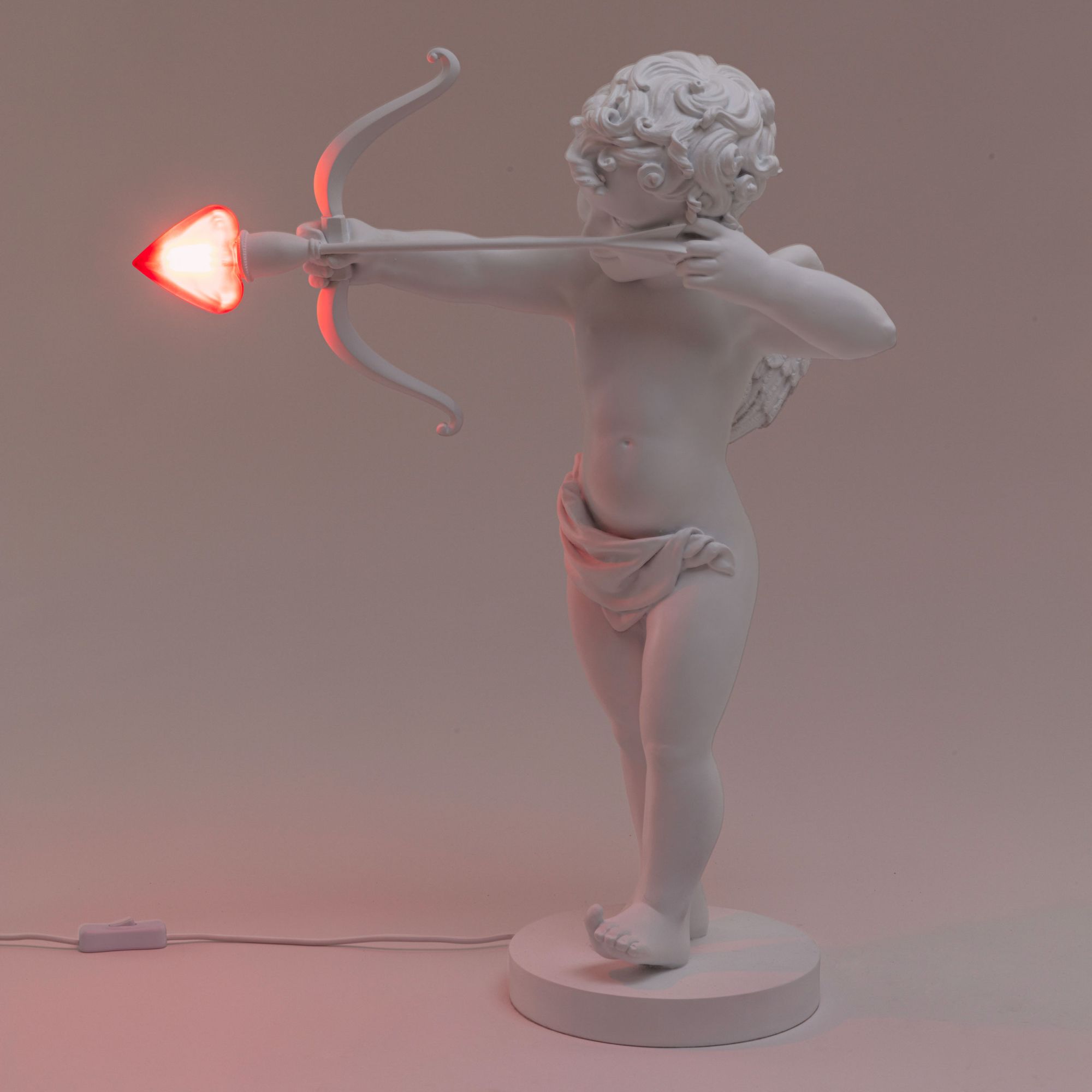 Weiße Cupid Lamp Tischleuchte von Seletti, Amor Figur mit Bogen und herzförmigem, leuchtendem Pfeil.