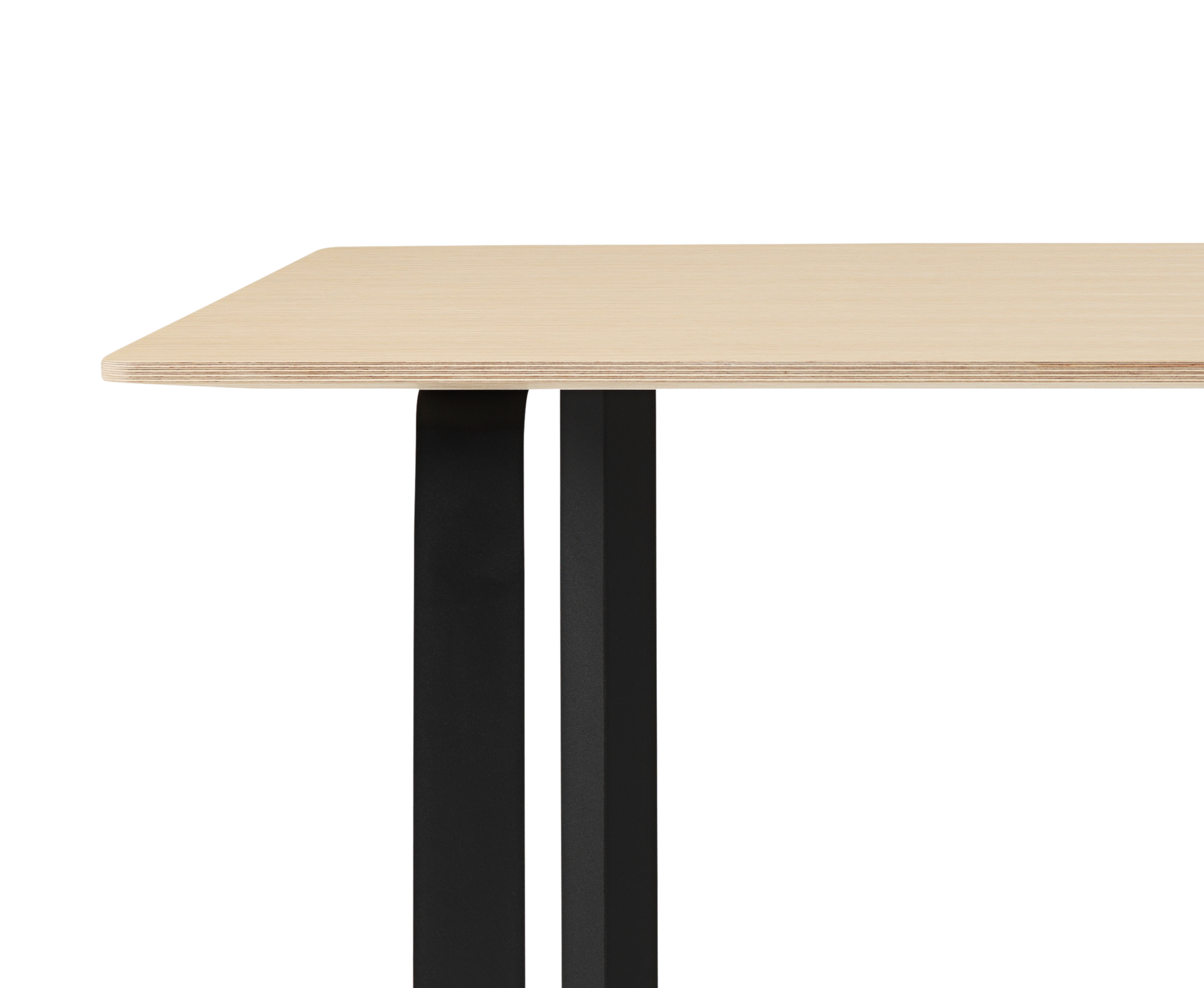 Detailaufnahme des Muuto 70/70 Tisch mit hellem Holz und schwarzen Beinen. Moderner Esstisch.