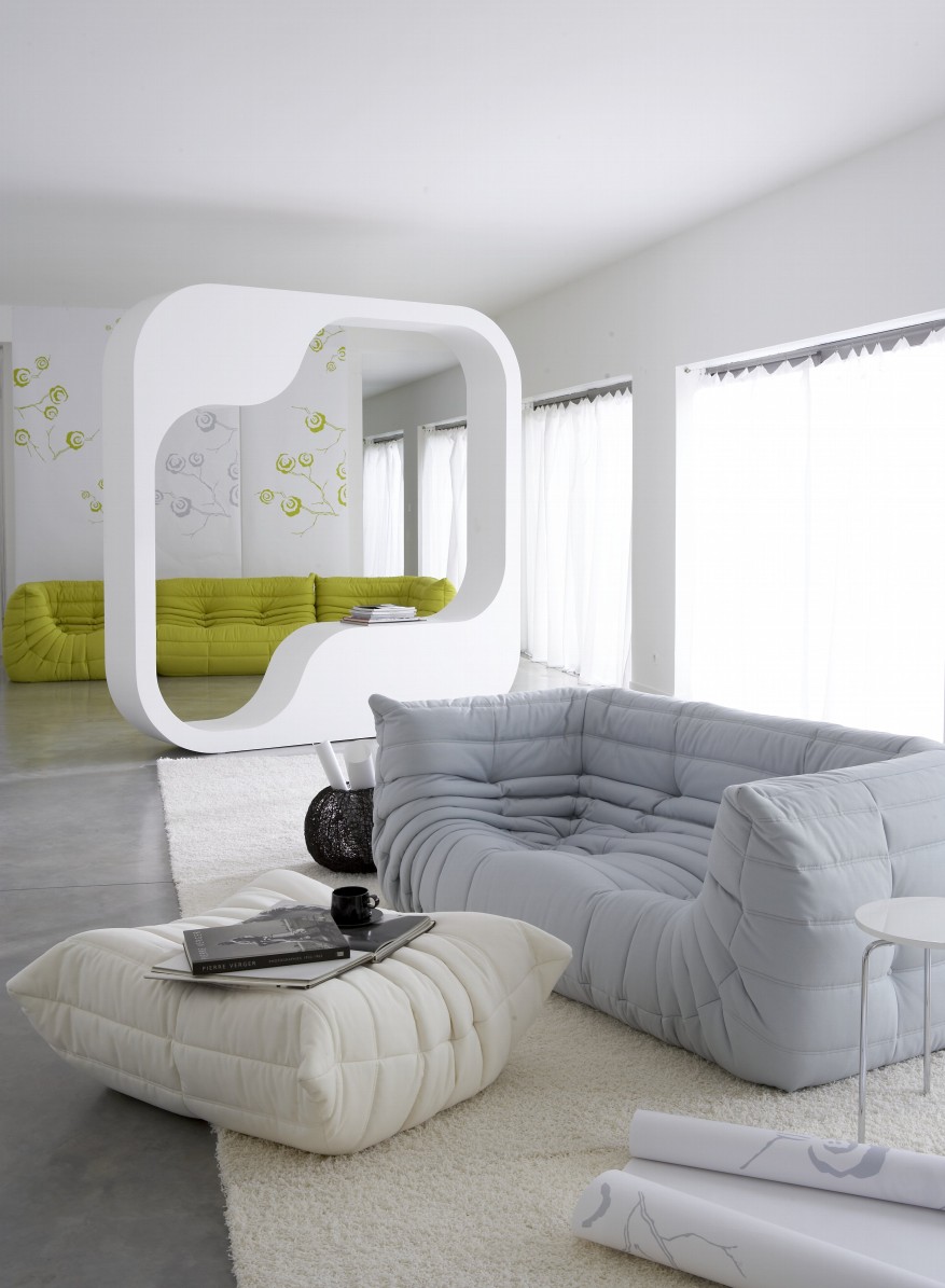 Togo Hocker von ligne roset in Weiß und Grau, modernes Wohnzimmer Interieur mit Teppich.