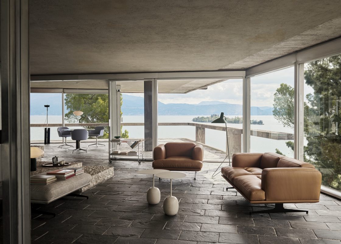 Wohnzimmer mit AndTradition Mist Pendelleuchte aus Opalglas über Esstisch, moderne Innenarchitektur.
