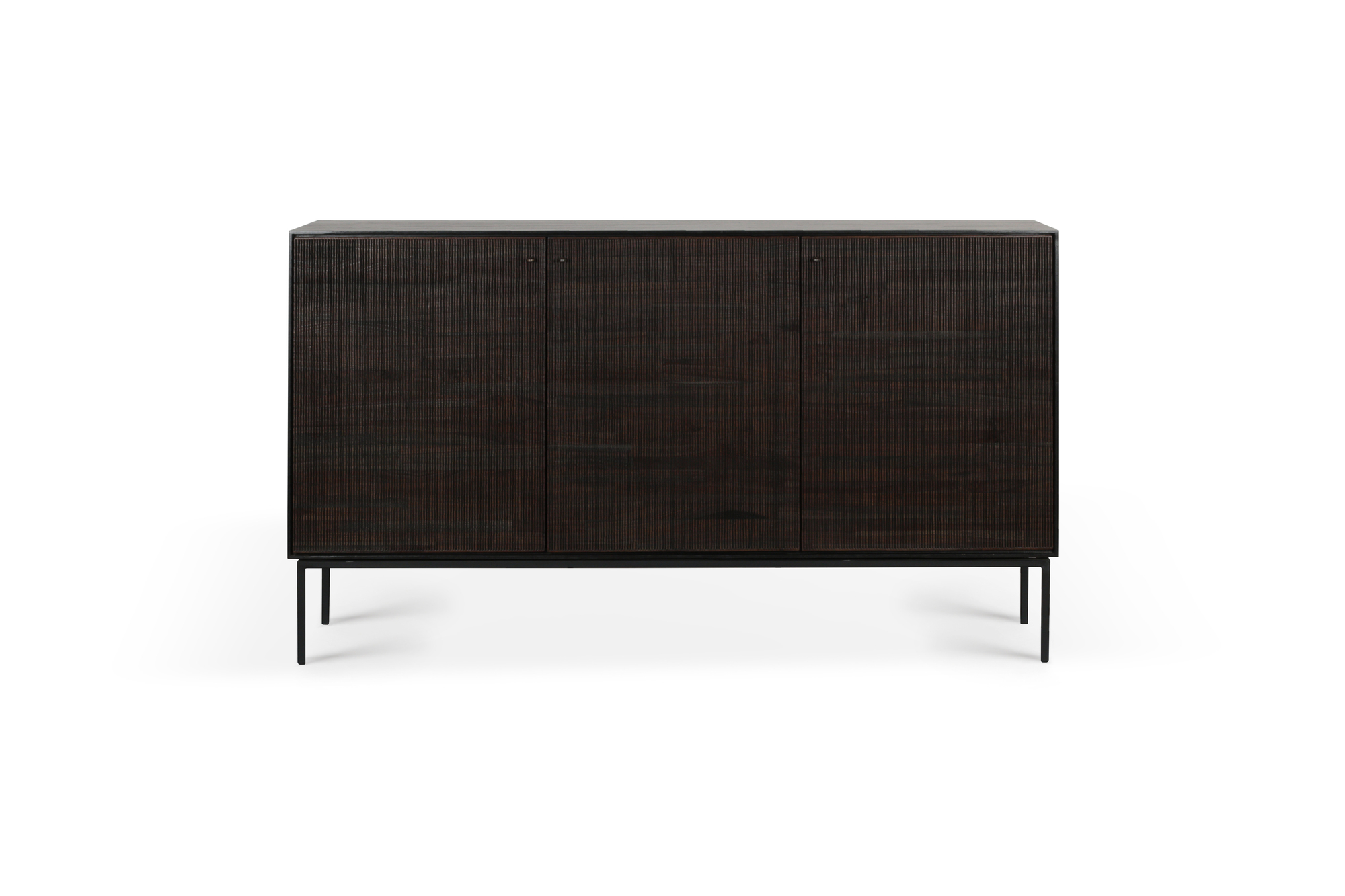 Ethnicraft Teak Grooves Anrichte aus dunklem Teakholz mit drei Türen und schwarzen Metallbeinen.
