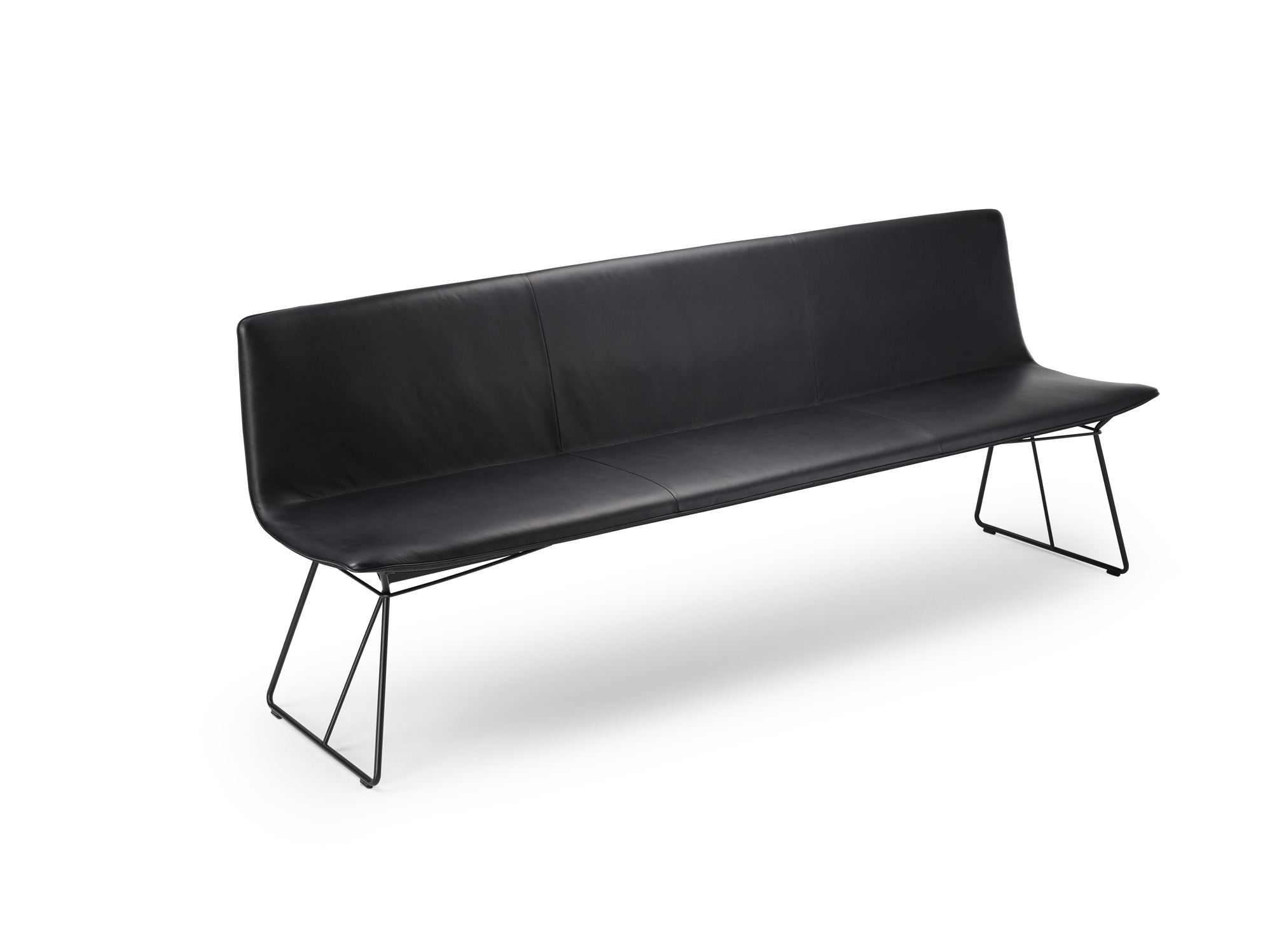 Schwarze Amelie Bank von Freifrau Manufaktur mit Lederbezug und filigranem Metallgestell. Design Sitzbank für Esszimmer.