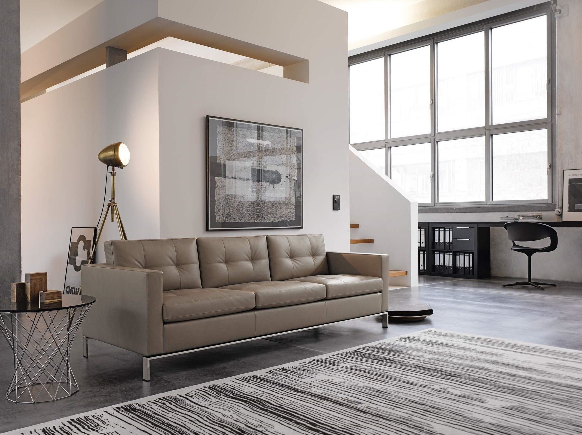 Walter Knoll Lox Sofa in beigem Leder, modernes Wohnzimmer-Interieur mit Teppich und Designermöbeln.