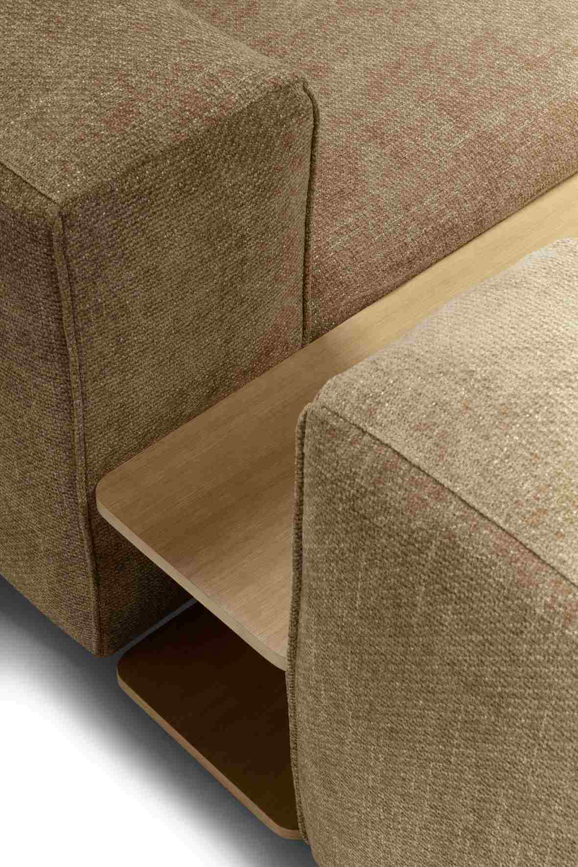 Detailaufnahme vom Seatlife Sofa Hausmodell: Modernes Design mit Ablageflächen aus Holz.