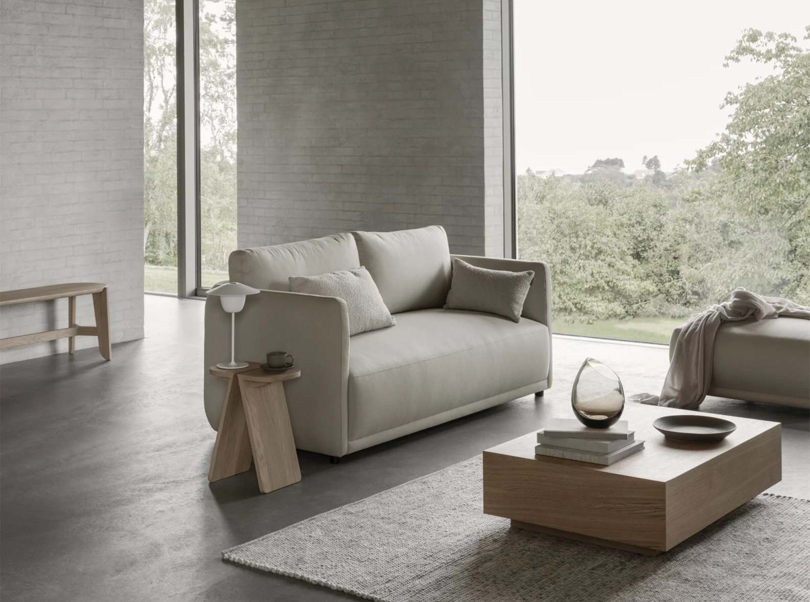 Blomus Goba Couchtisch aus Eichenholz im modernen Wohnzimmer mit Sofa und Dekoration.